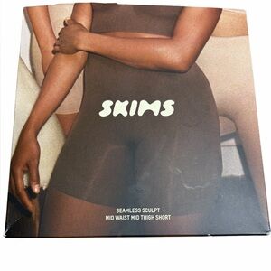 SKIMS Seamless Sculpt Mid-Waist Short in Chocolate Brown